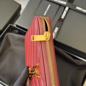 【AT10668】セントローレントのローズレッドメタリックカビアレザーウォレット | YSL