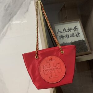 【AT10682】軽量なリサイクルナイロン素材で都会女性のニーズに完璧にフィットするミニバッグ | ブランドの魅力を表現する精巧デザイン | Tory Burch