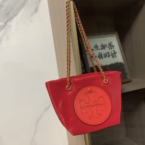 【AT10682】軽量なリサイクルナイロン素材で都会女性のニーズに完璧にフィットするミニバッグ | ブランドの魅力を表現する精巧デザイン | Tory Burch