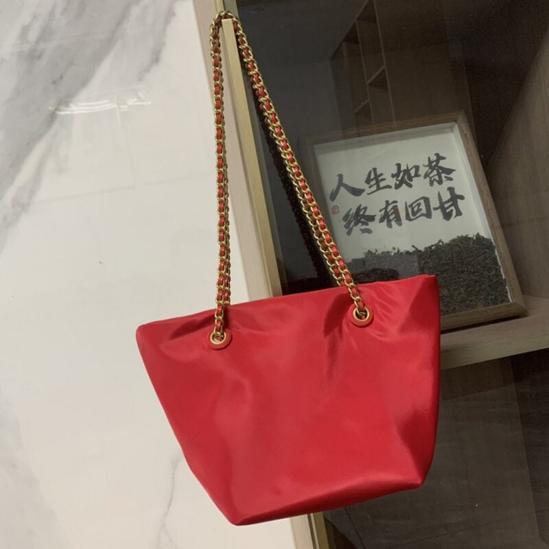 【AT10682】軽量なリサイクルナイロン素材で都会女性のニーズに完璧にフィットするミニバッグ | ブランドの魅力を表現する精巧デザイン | Tory Burch