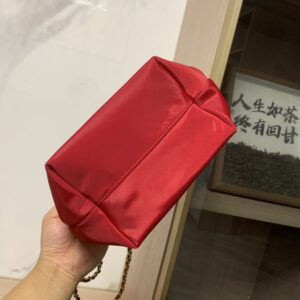 【AT10682】軽量なリサイクルナイロン素材で都会女性のニーズに完璧にフィットするミニバッグ | ブランドの魅力を表現する精巧デザイン | Tory Burch