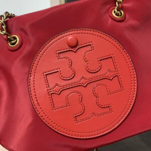 【AT10682】軽量なリサイクルナイロン素材で都会女性のニーズに完璧にフィットするミニバッグ | ブランドの魅力を表現する精巧デザイン | Tory Burch