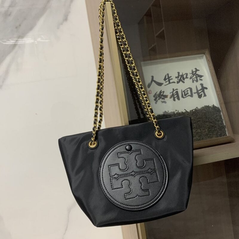 【AT10683】Tory BurchのEllaミニチェーンバッグ - 高品質リサイクル素材で軽やかなエレガントさを表現 | Tory Burch
