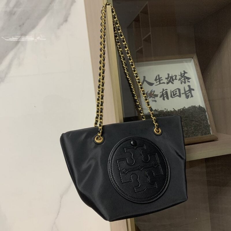【AT10683】Tory BurchのEllaミニチェーンバッグ - 高品質リサイクル素材で軽やかなエレガントさを表現 | Tory Burch