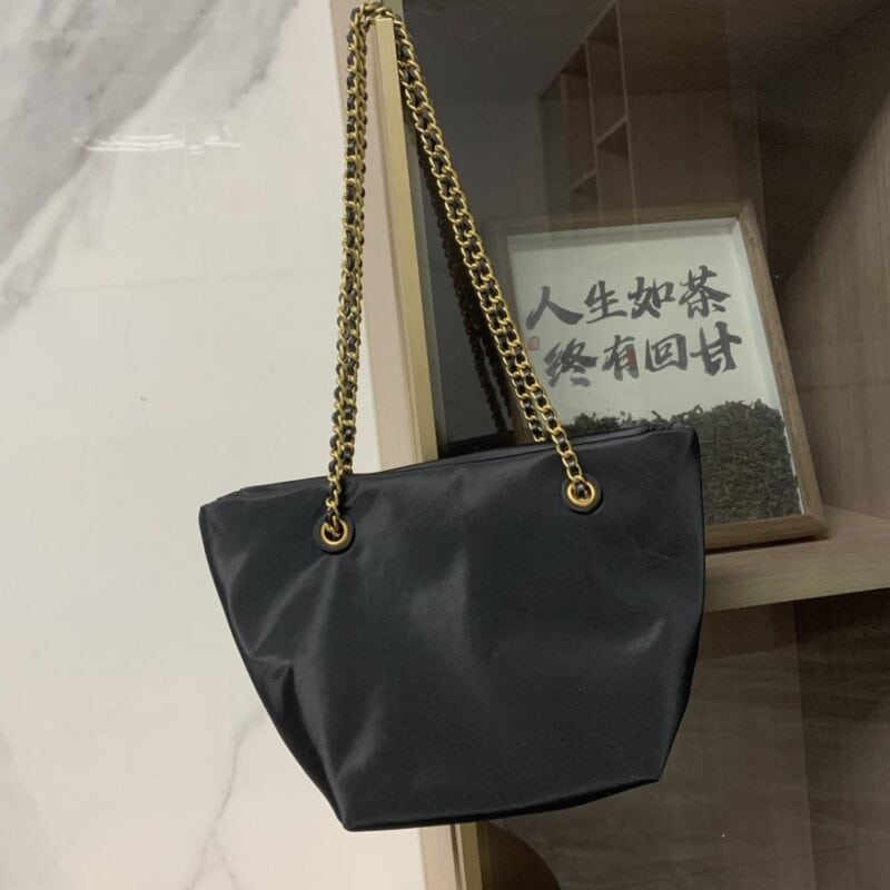 【AT10683】Tory BurchのEllaミニチェーンバッグ - 高品質リサイクル素材で軽やかなエレガントさを表現 | Tory Burch