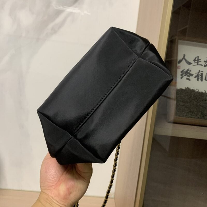 【AT10683】Tory BurchのEllaミニチェーンバッグ - 高品質リサイクル素材で軽やかなエレガントさを表現 | Tory Burch