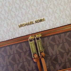 【AT10684】マイケル・コースのRhea Zip バックパック - 都会のファッションとくつろぎを放つバッグ | Michael Kors
