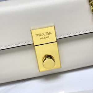 【AT10692】プラダ エレガントな都会の女性向け象牙色レザーチェーンバッグ | Prada Italy