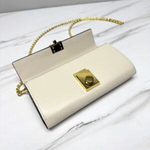 【AT10692】プラダ エレガントな都会の女性向け象牙色レザーチェーンバッグ | Prada Italy