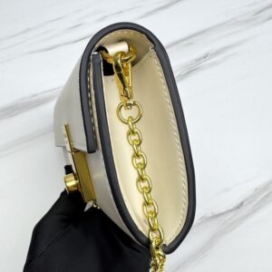 【AT10692】プラダ エレガントな都会の女性向け象牙色レザーチェーンバッグ | Prada Italy