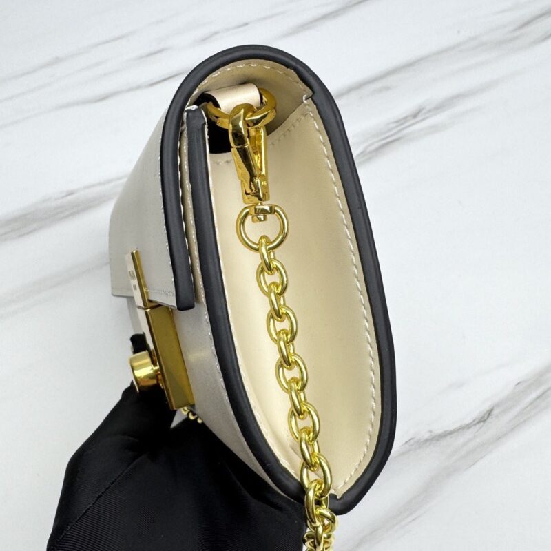 【AT10692】プラダ エレガントな都会の女性向け象牙色レザーチェーンバッグ | Prada Italy