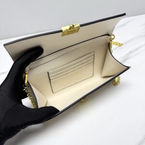 【AT10692】プラダ エレガントな都会の女性向け象牙色レザーチェーンバッグ | Prada Italy