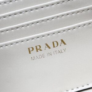 【AT10692】プラダ エレガントな都会の女性向け象牙色レザーチェーンバッグ | Prada Italy