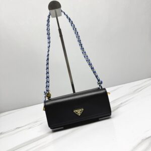 【AT10693】プラダの小さなハンドバッグ | ブラックレザーストラップ付き | 高級エレガントデザイン | Prada