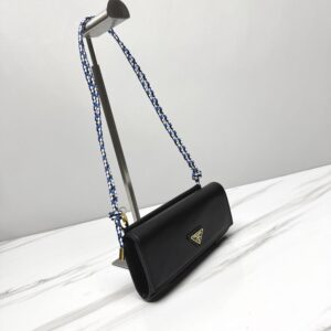 【AT10693】プラダの小さなハンドバッグ | ブラックレザーストラップ付き | 高級エレガントデザイン | Prada