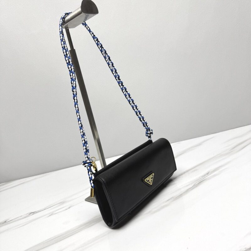 【AT10693】プラダの小さなハンドバッグ | ブラックレザーストラップ付き | 高級エレガントデザイン | Prada