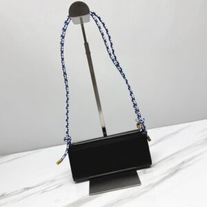 【AT10693】プラダの小さなハンドバッグ | ブラックレザーストラップ付き | 高級エレガントデザイン | Prada