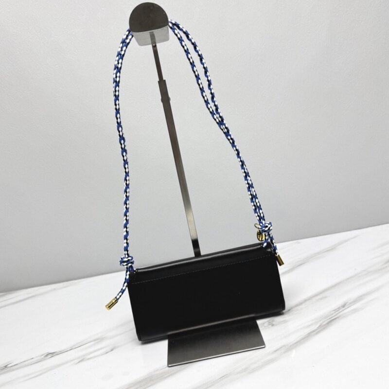 【AT10693】プラダの小さなハンドバッグ | ブラックレザーストラップ付き | 高級エレガントデザイン | Prada
