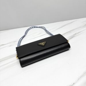 【AT10693】プラダの小さなハンドバッグ | ブラックレザーストラップ付き | 高級エレガントデザイン | Prada