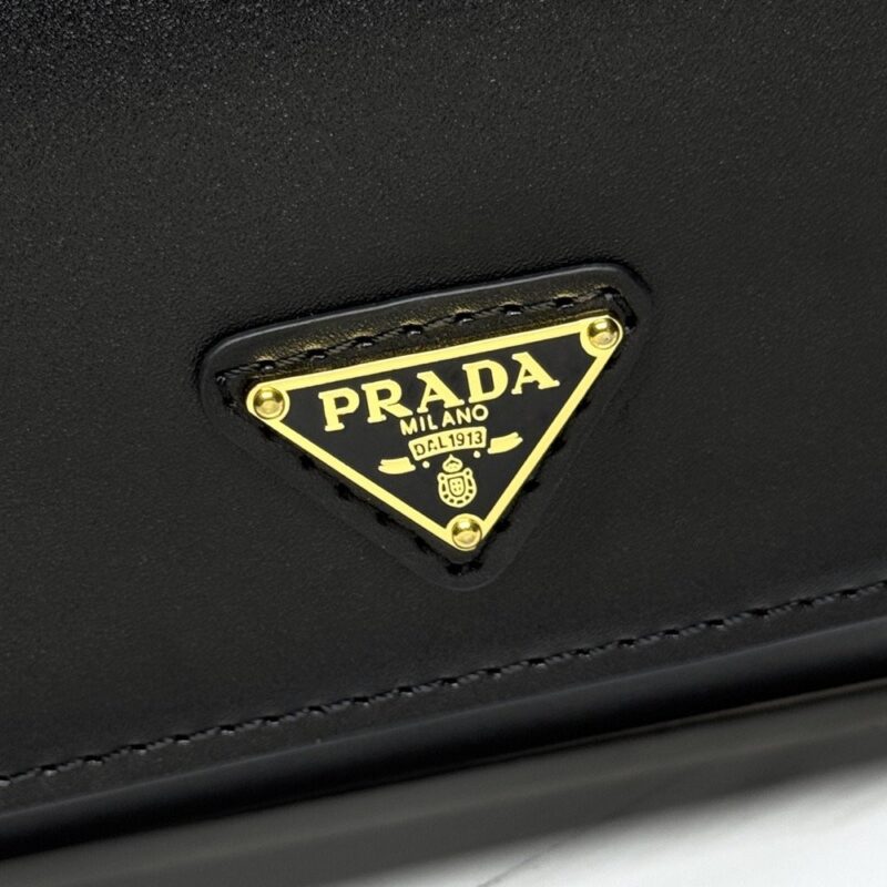 【AT10693】プラダの小さなハンドバッグ | ブラックレザーストラップ付き | 高級エレガントデザイン | Prada