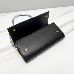 【AT10693】プラダの小さなハンドバッグ | ブラックレザーストラップ付き | 高級エレガントデザイン | Prada