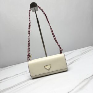 【AT10694】プラダ（Prada）クラシックな牛革折りたたみ財布 コンパクトデザイン | Prada