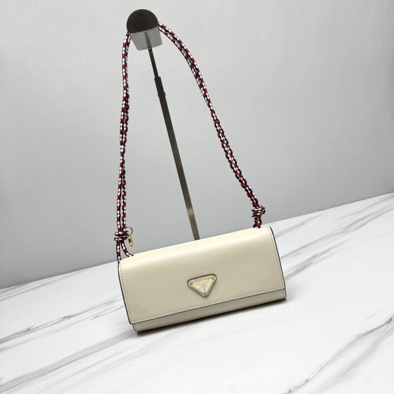 【AT10694】プラダ（Prada）クラシックな牛革折りたたみ財布 コンパクトデザイン | Prada