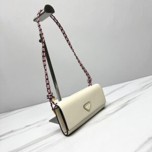 【AT10694】プラダ（Prada）クラシックな牛革折りたたみ財布 コンパクトデザイン | Prada