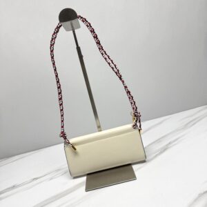 【AT10694】プラダ（Prada）クラシックな牛革折りたたみ財布 コンパクトデザイン | Prada