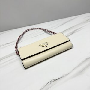 【AT10694】プラダ（Prada）クラシックな牛革折りたたみ財布 コンパクトデザイン | Prada
