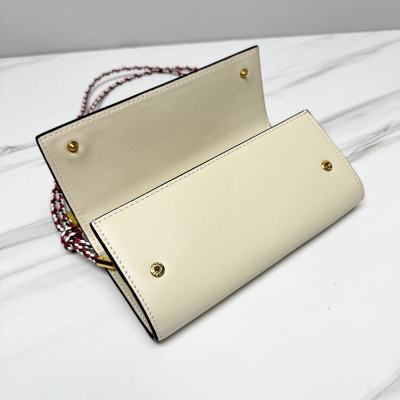 【AT10694】プラダ（Prada）クラシックな牛革折りたたみ財布 コンパクトデザイン | Prada