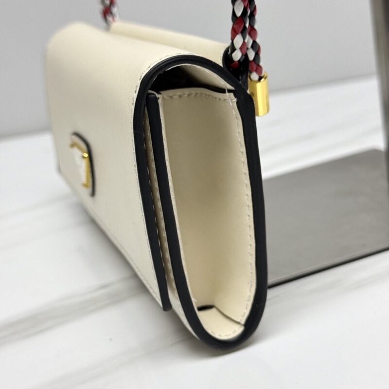 【AT10694】プラダ（Prada）クラシックな牛革折りたたみ財布 コンパクトデザイン | Prada