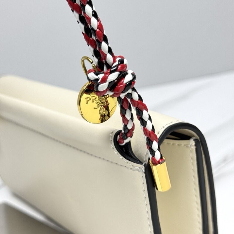 【AT10694】プラダ（Prada）クラシックな牛革折りたたみ財布 コンパクトデザイン | Prada