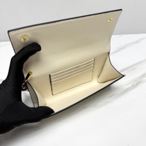 【AT10694】プラダ（Prada）クラシックな牛革折りたたみ財布 コンパクトデザイン | Prada