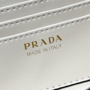 【AT10694】プラダ（Prada）クラシックな牛革折りたたみ財布 コンパクトデザイン | Prada