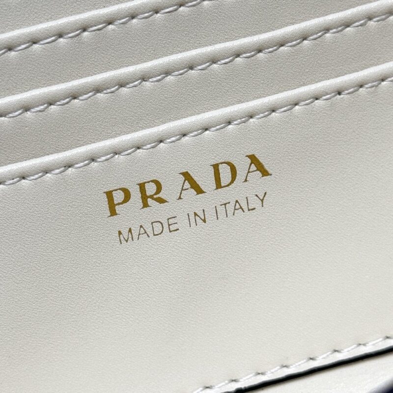 【AT10694】プラダ（Prada）クラシックな牛革折りたたみ財布 コンパクトデザイン | Prada