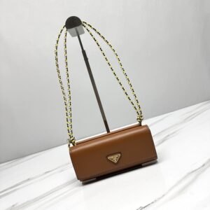 【AT10695】プラダの高級レザーウォレット - 都会の洗練された女性のためのファッショナブルなアクセサリー | Prada Italy