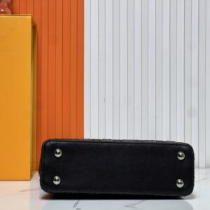 【AT10866】ルイ・ヴィトン Capucinesミニハンドバッグ- 贅沢なTaurillonレザー製、V字金属デザイン | Louis Vuitton Malletier