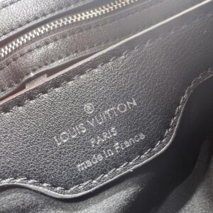 【AT10866】ルイ・ヴィトン Capucinesミニハンドバッグ- 贅沢なTaurillonレザー製、V字金属デザイン | Louis Vuitton Malletier