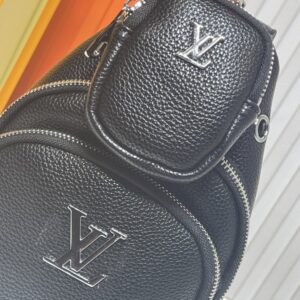 【AT10868】ルイ·ヴィトンの高級レザーチェストポーチ - 都市エリートのための贅沢なアクセサリー | Louis Vuitton Malletier
