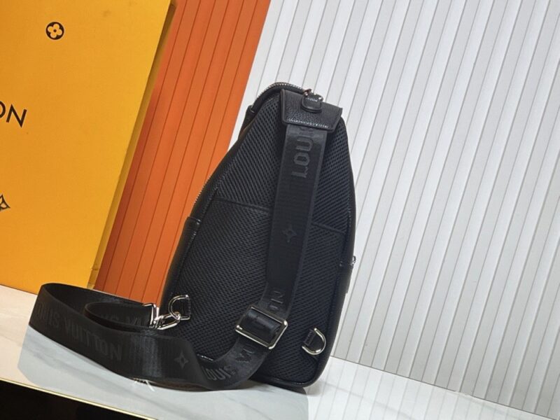 【AT10868】ルイ·ヴィトンの高級レザーチェストポーチ - 都市エリートのための贅沢なアクセサリー | Louis Vuitton Malletier
