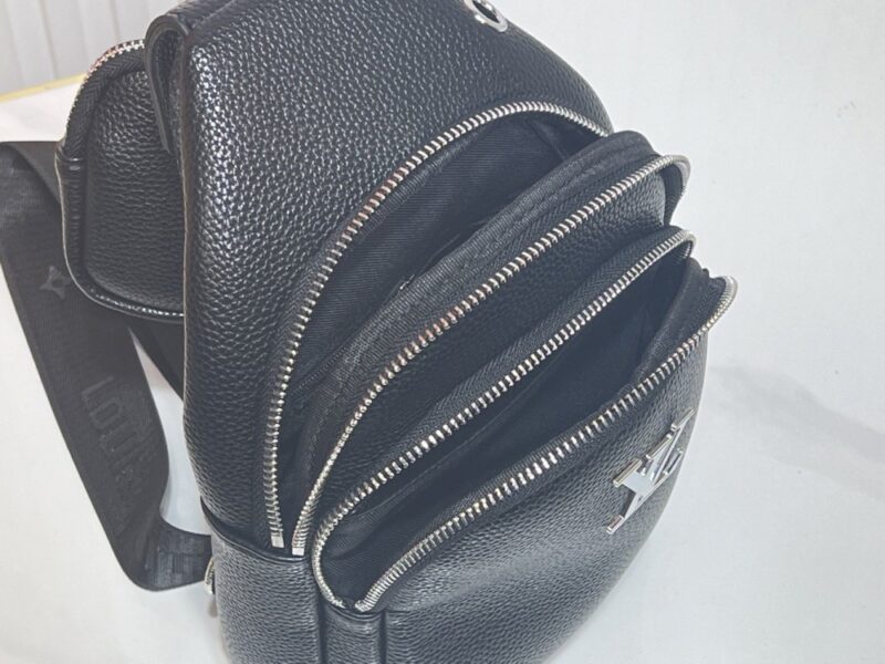 【AT10868】ルイ·ヴィトンの高級レザーチェストポーチ - 都市エリートのための贅沢なアクセサリー | Louis Vuitton Malletier