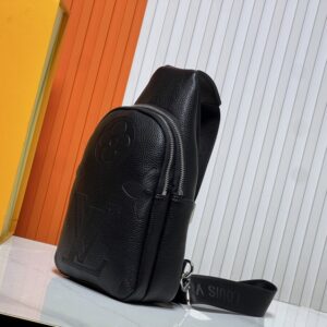 【AT10870】最高級黒革シングルショルダーバッグ、都市型男性のためのモダンなエレガンスを提供 - ブランド名の英文字表記を含む | Louis Vuitton