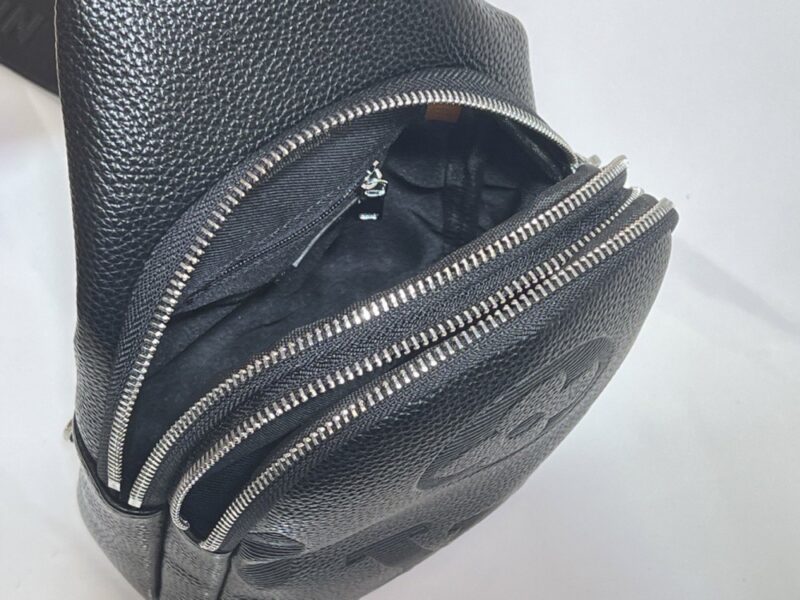 【AT10870】最高級黒革シングルショルダーバッグ、都市型男性のためのモダンなエレガンスを提供 - ブランド名の英文字表記を含む | Louis Vuitton