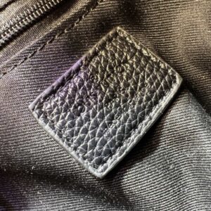 【AT10870】最高級黒革シングルショルダーバッグ、都市型男性のためのモダンなエレガンスを提供 - ブランド名の英文字表記を含む | Louis Vuitton