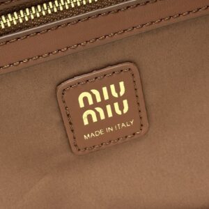 【AT10875】夏の微風に咲く ヴィンテージスタイル編み込みハンドバッグ | Miu Miu