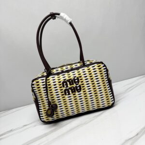 【AT10878】Miu Miu 夏の編みバッグ、軽やかで優雅なリゾートファッション - ブランドの卓越した工芸を体現する | Miu Miu