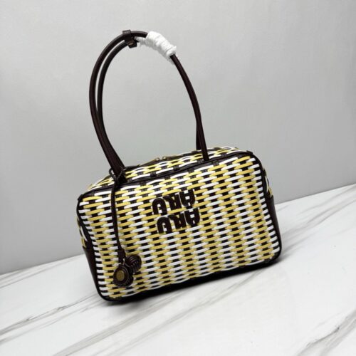【AT10878】Miu Miu 夏の編みバッグ、軽やかで優雅なリゾートファッション - ブランドの卓越した工芸を体現する | Miu Miu