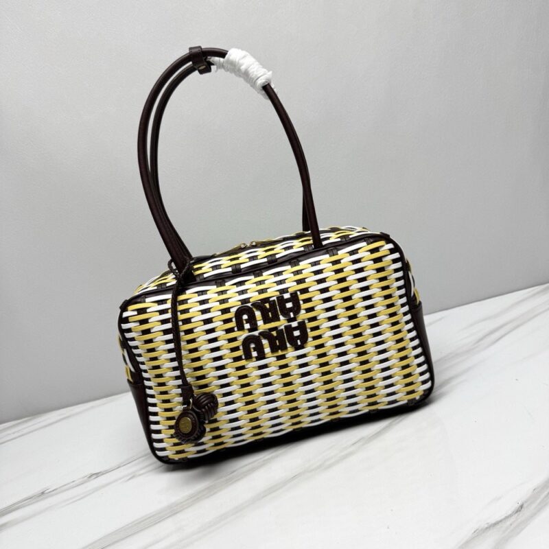 【AT10878】Miu Miu 夏の編みバッグ、軽やかで優雅なリゾートファッション - ブランドの卓越した工芸を体現する | Miu Miu
