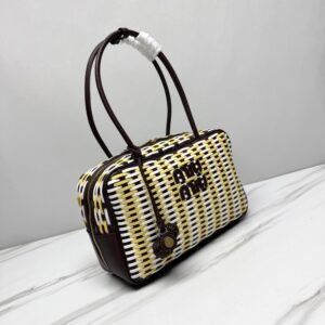 【AT10878】Miu Miu 夏の編みバッグ、軽やかで優雅なリゾートファッション - ブランドの卓越した工芸を体現する | Miu Miu